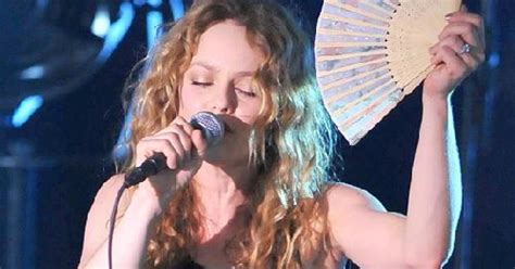 ¡El Baile de la Luna: Una Noche Encantadora con Vanessa Paradis!