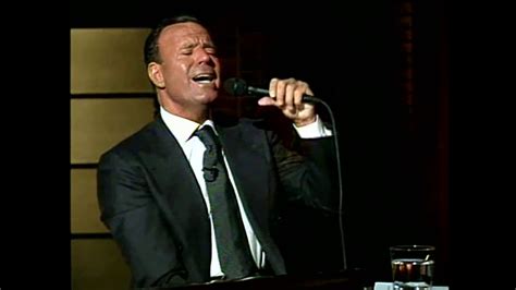 ¡El Concierto Mágico de Julio Iglesias en el Zócalo: Una Noche de Romance y Nostalgia bajo las Estrellas!