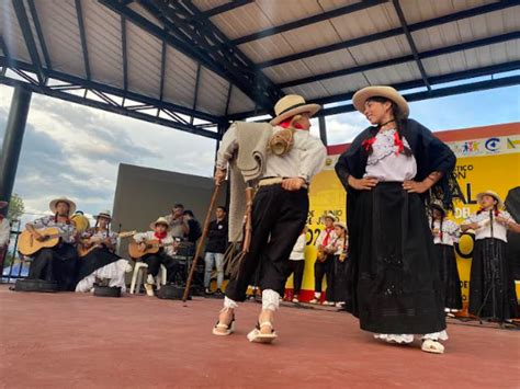  El Desfile de Moda de Tawan : Un torbellino tropical de telas y talentos